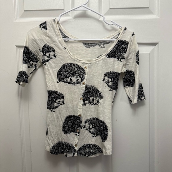 Anthropologie White Tee with Hedgehog Design - Picture 12 of 12